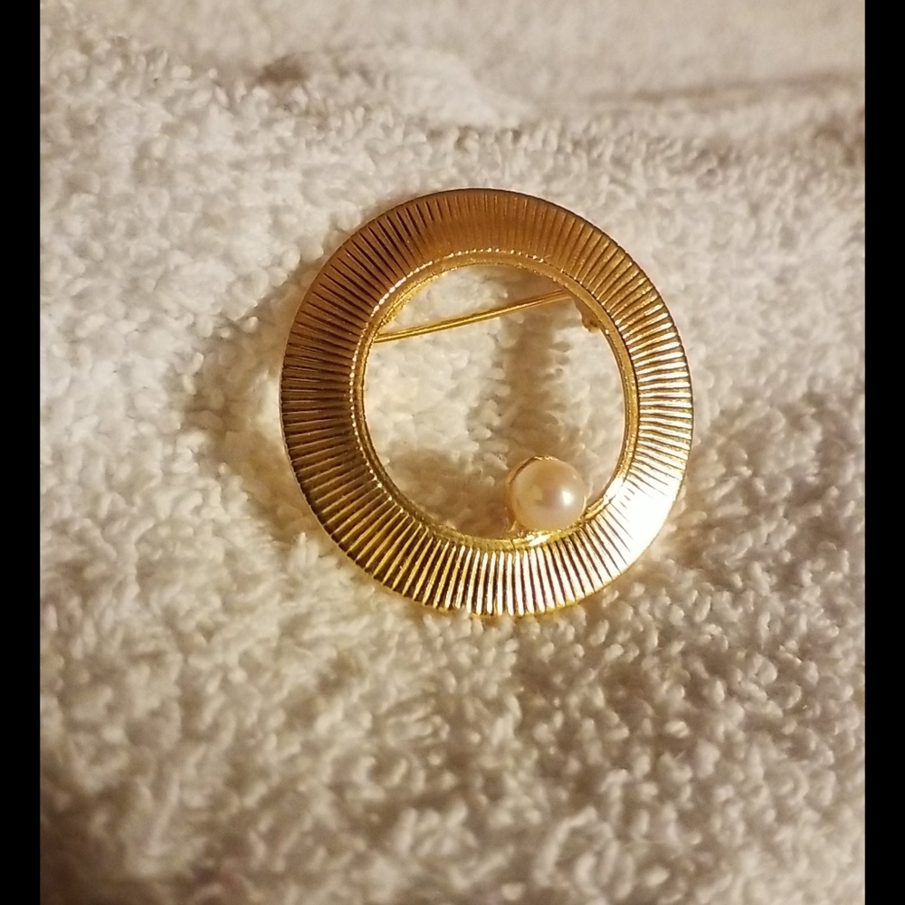 Wreath Brooch with Faux Pearl